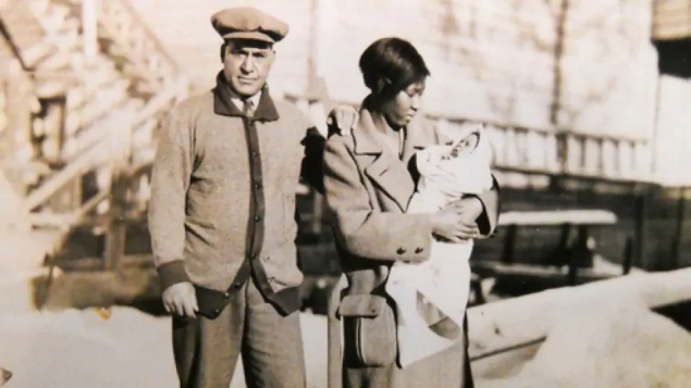 والدا جودي سينغ وتحمل والتها بين يديها شقيقتها في العام 1928 من القرن الماضي/هيئة التراث في إدمنتون