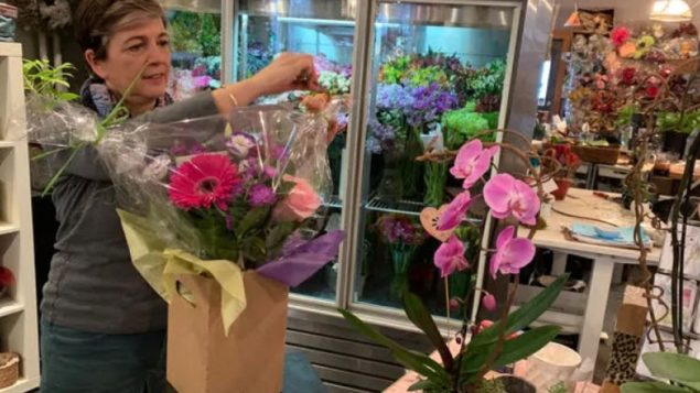 هيلين كيسيسيك سوروكا صاحبة متجر زهور في تورونتو تستعدّ لِزحمة عيد العشّاق/Helen Kisicek-Soroka, 2021