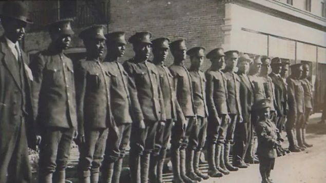 أعضاء كتيبة البناء في ترورو في نوفا سكوشا عام 1916 قبل التوجّه إلى فرنسا وبريطانيا/Archives de la Nouvelle-Écosse)
