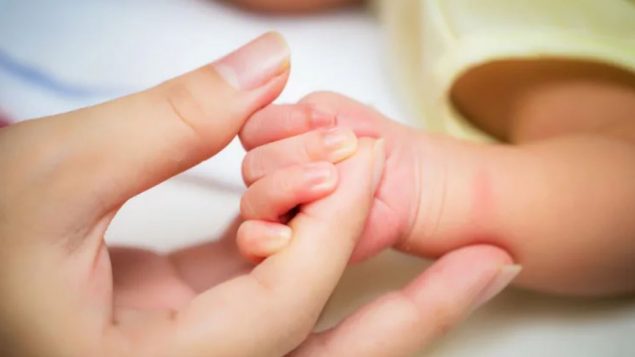 ألغت العديد من المقاطعات الكنديّة ممارسة تنبيه الولادة في السنوات القليلة الماضية/Tawan Jz / Shutterstock