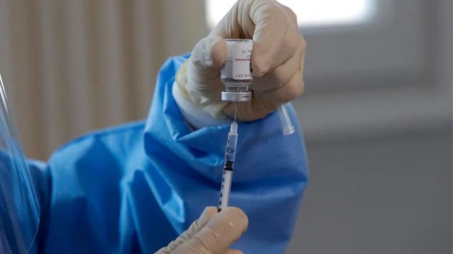 السلطات الصحيّة في نيوبرنزويك تخطّط لإعطاء الأولويّة لِتطعيم الشباب بين 16 و24 عاما من العمر قبل فئة الستين من العمر/Lee Jin-man/AP