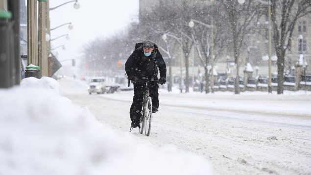 يستخدم العديد من الكنديّين الدراجة الهوائيّة في فصل الشتاء رغم الثلوج والبرد القارس، وفي الصورة درّاج في أوتاوا في 25-11-2020/Sean Kilpatrick/CP