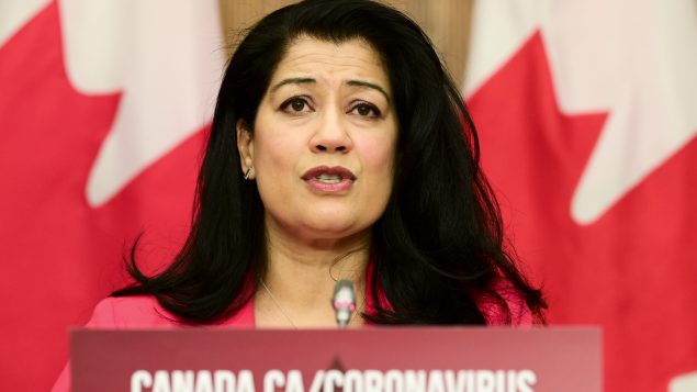 د. سوبريا شارما كبيرة المستشارين الطبيّين لدى وزارة الصحّة أكّدت أنّ الموافقة على اللقاح جاءت بعد مراجعة علميّة مستقلّة للتأكّد من فعاليّته وسلامته وجودته/Sean Kilpatrick/CP