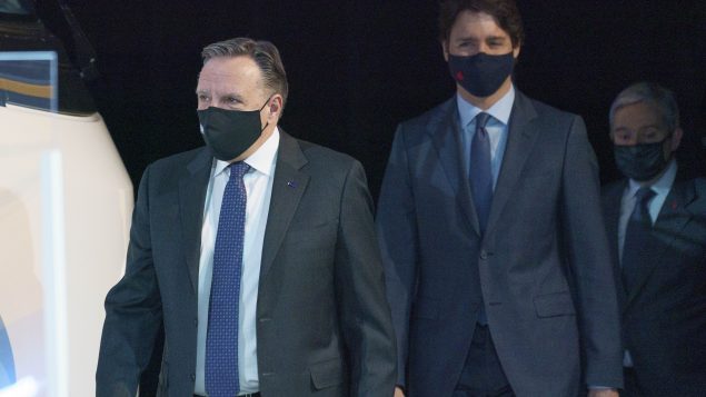 رئيس الحكومة الكنديّة جوستان ترودو (إلى اليمين) ورئيس حكومة كيبيك فرانسوا لوغو لدى وصولهما إلى مؤتمر صحفي في مونتريال في 15-03-2021/Paul Chiasson/CP