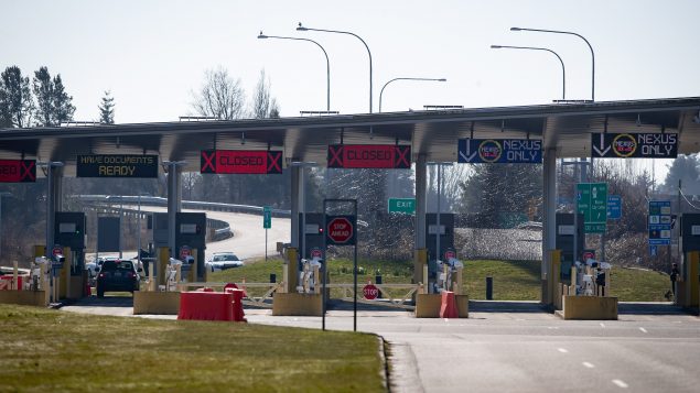 الحدود الأميركيّة الكنديّة مغلقة في وجه السفر غير الضروري منذ بداية الجائحة في آذار مارس 2020 بموجب اتّفاق بين أوتاوا وواشنطن/Darryl Dyck/CP