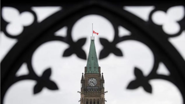 جرى تنكيس الأعلام فوق مقرّ البرلمان وكافّة المباني الفدراليّة في كلّ أنحاء كندا/Adian Wyld/CP