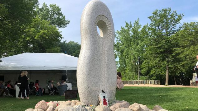 نصب تذكاري في مدينة وينيبيغ يكرّم نستاء السكّان الأصليّين ضحايا القتل في كندا/Radio-Canada / Tyson Koschik