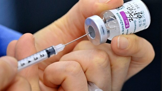 أعلنت السلطات الكندية الفيدرالية يوم الجمعة الفائت موافقتها على لقاح ثالث مضاد لداء كوفيد-19 وهو اللقاح البريطاني أسترا زينيكا-أوكسفورد/راديو كندا