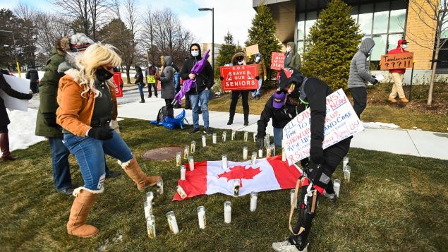 مظاهرة أمام أحد مراكز الرعاية الطويلة الأمد في أونتاريو احتجاجا على أوضاع النزلاء في 20-11-2020/Nathan Denette/CP