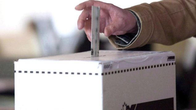 تجري الانتخابات التشريعيّة في كندا مرّة كلّ أربع سنوات، ومن المحتمل أن تجري قبل الموعد المحدّد في حال سقطت حكومة الأقليّة في تصويت غلى الثقة بها في مجلس العموم/Adrian Wyld/CP