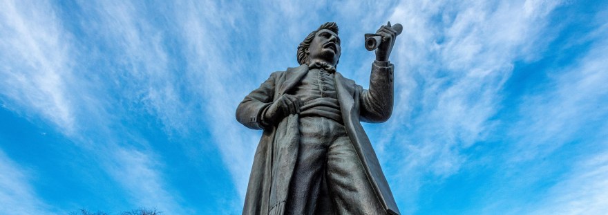Une statue de Riel