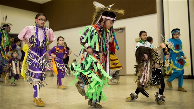 150429_a50xo_danse-autochtone-enfants_sn635