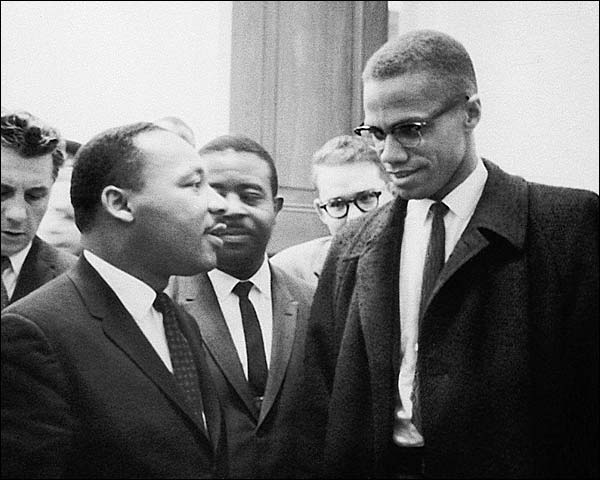 مالكولم إكس إلى اليمين في صورة مع القس والناشط مارتن لوثر كينغ (26 من مارس آذار 1964) ماريون س. تريكوسكو أ ف ب -