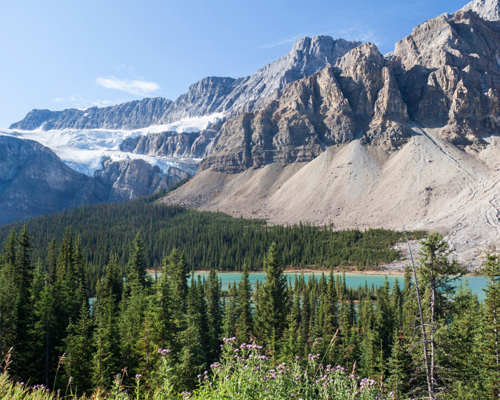 What are the names of the mountains that separate British Columbia and Alberta?