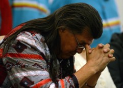 Grand Elder Raymond Robinson at end of fast with Chief Theresa Spence in January. (Photo: Sean Kilpatrick/CP)