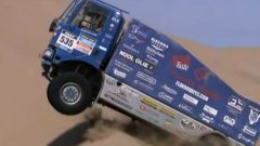 2014: One of the many heavy trucks in the rally, about to take a huge leap over a steep dune (dakar-vid)