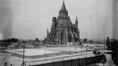 By August 1916 nothing remains of the original building and reconstruction of a new Centre Block is just beginning (photo- Library and Archives Canada)