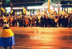 Hundreds gathered outside the Ukrainian Consulate in Toronto. (Photo:Travis Dhanraj/CBC)