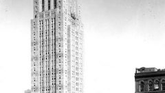 Aug 1930: The British R-100 over the Canadian Bank of Commerce building in Toronto. At the time it was the tallest building in the British Empire.