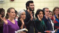 160129_a666l_rci-immigrants-swearing_sn635