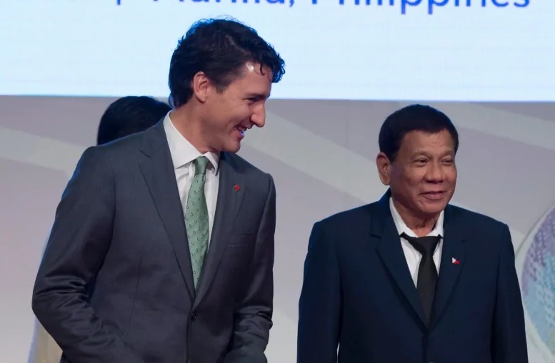 Canada's Prime Minister Justin Trudeau (L) with Philippines President Rodrigue Duterte in Manila Nov. 2017. Trudeau had promised former President Aquino in 2015 that his government was working on the garbage issue and made the same promise to President Duterte in 2017. (Adrian Wyld- The Canadian Press)
