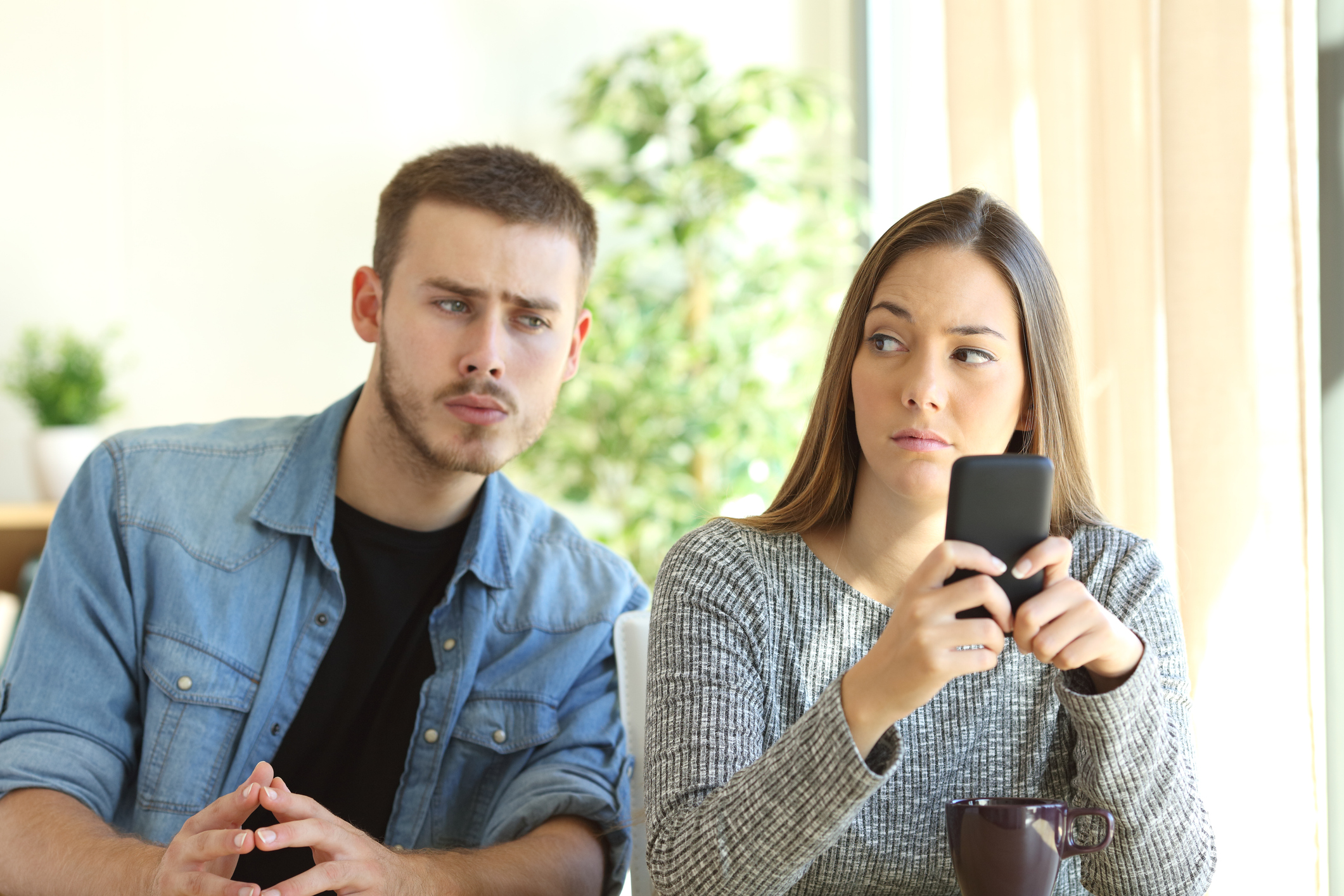 è Giusto Spiare Il Cellulare Del Partner