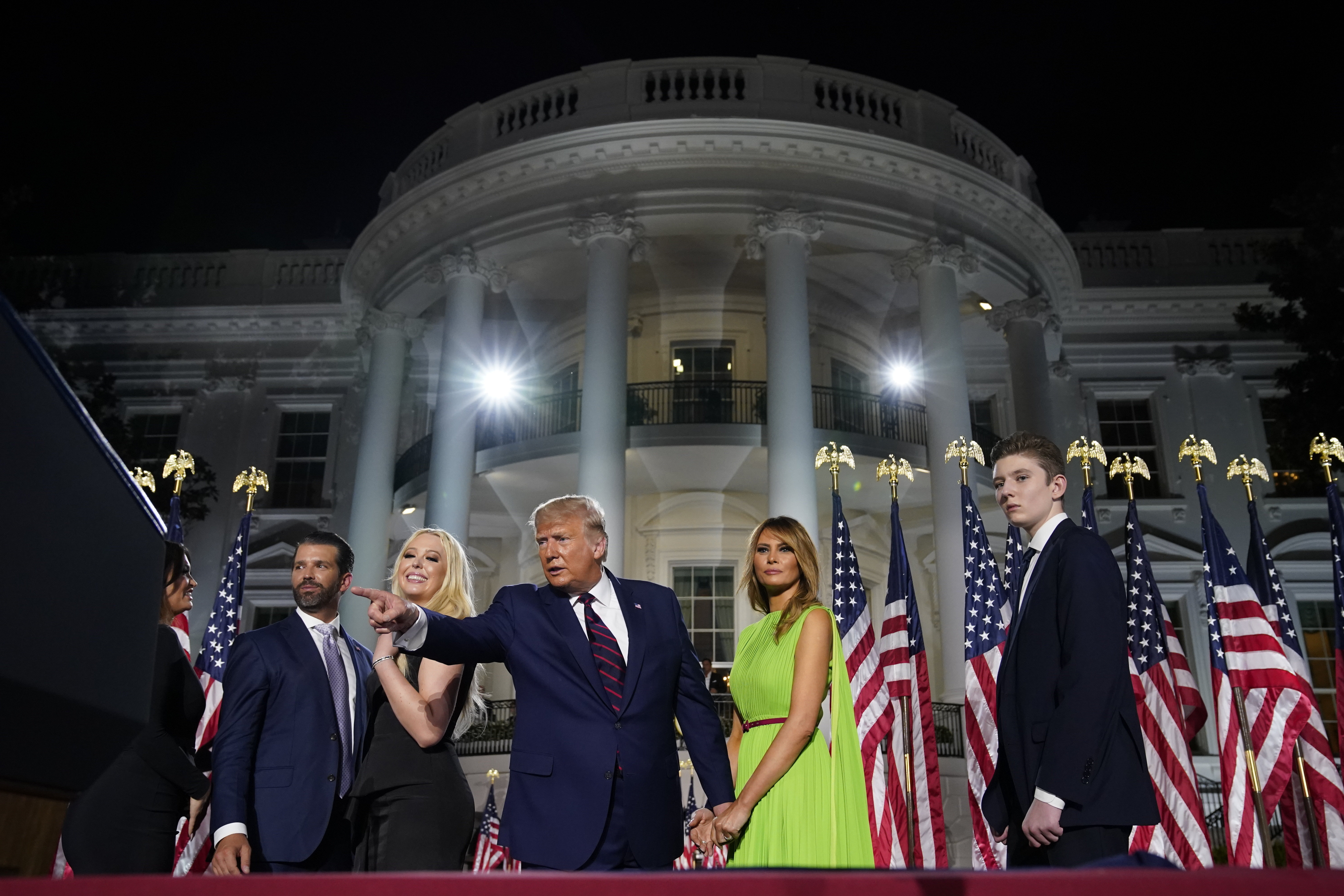 Trump uses Cohen’s ‘Hallelujah’ at White House gala, may now face lawsuit – RCI | English