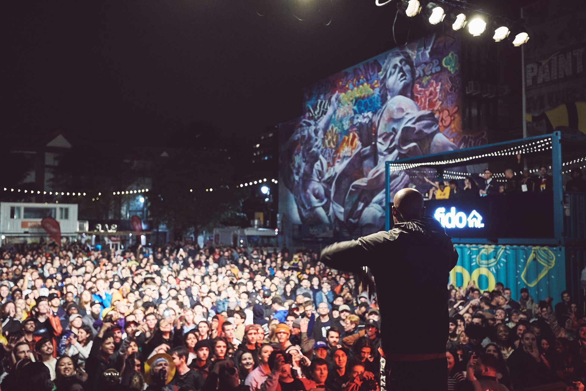 Célébration du festival des peintures murales avec des arts de la rue et de la musique