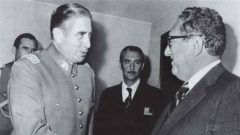 130517_p57bh_pinochet-kissinger_sn635