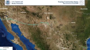 La línea turquesa señala el muro ya construido en diciembre de 2009, en la frontera entre Estados Unidos y México. Crédito de la foto: U.S Custom and Border Protection