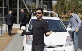 Foto del co'fundador Sergey Brin durante un testeo de un Toyota Prius modificado por Google.- AP/Eric Risberg, File