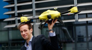 Alec Momont, ingeniero holandés creador del drone ambulancia. / AFP/ BAS CZERWINSKI