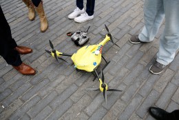 Drone ambulancia en la demostración de su funcionamiento en Amsterdam, Holanda. AFP/BAS CZERWINSKI