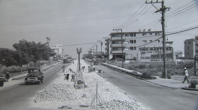 Esta foto –de los años 50- muestra una pancarta publicitaria de una agencia inmobiliaria de la época. Estaba ubicada en el lugar en el que –hoy- funciona el cine Acapulco