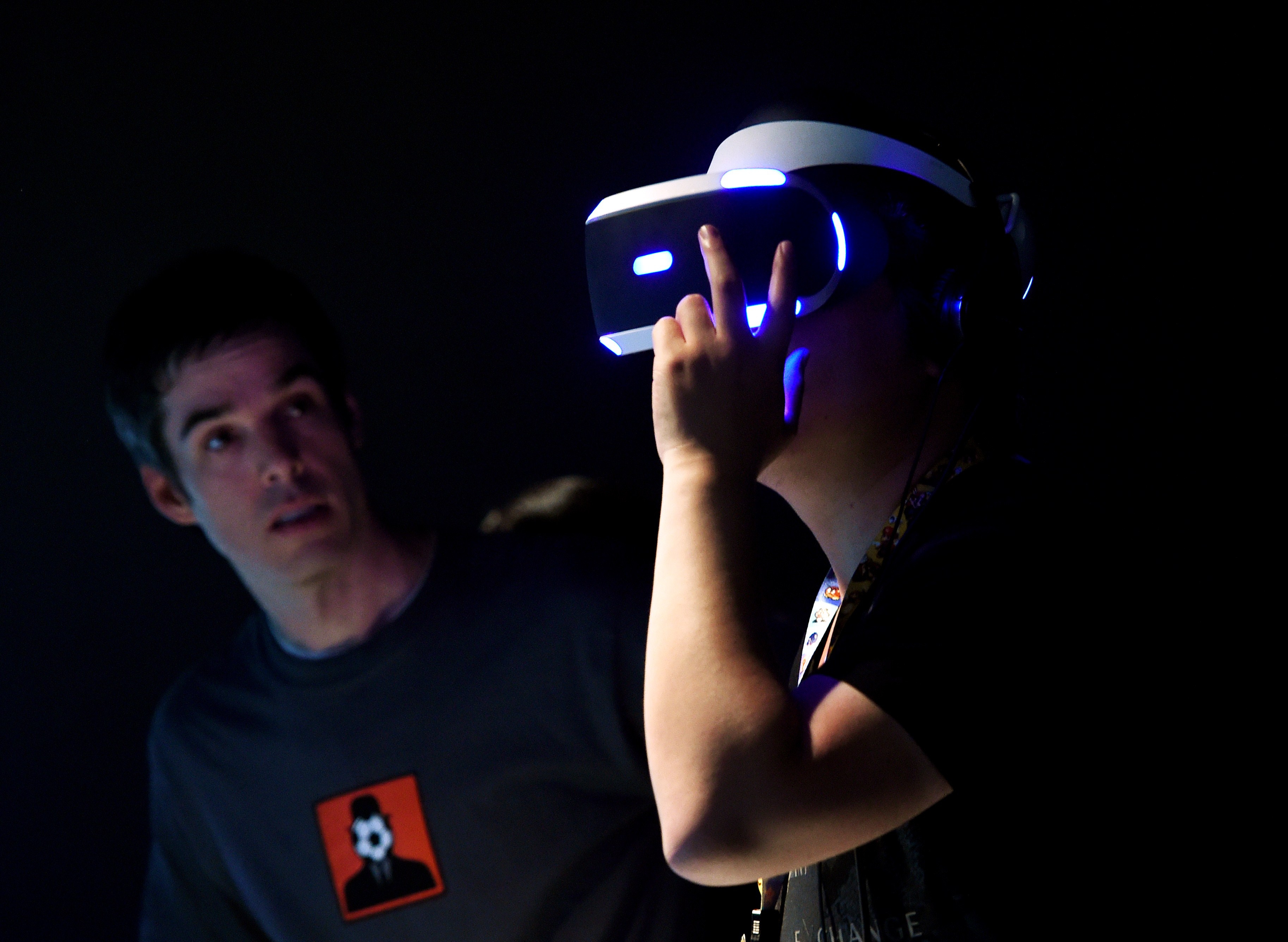Jugadores testeando el dispositivo del Proyecto Morpheus de Soni, en Los Angeles, California, el 17 de junio de 2015