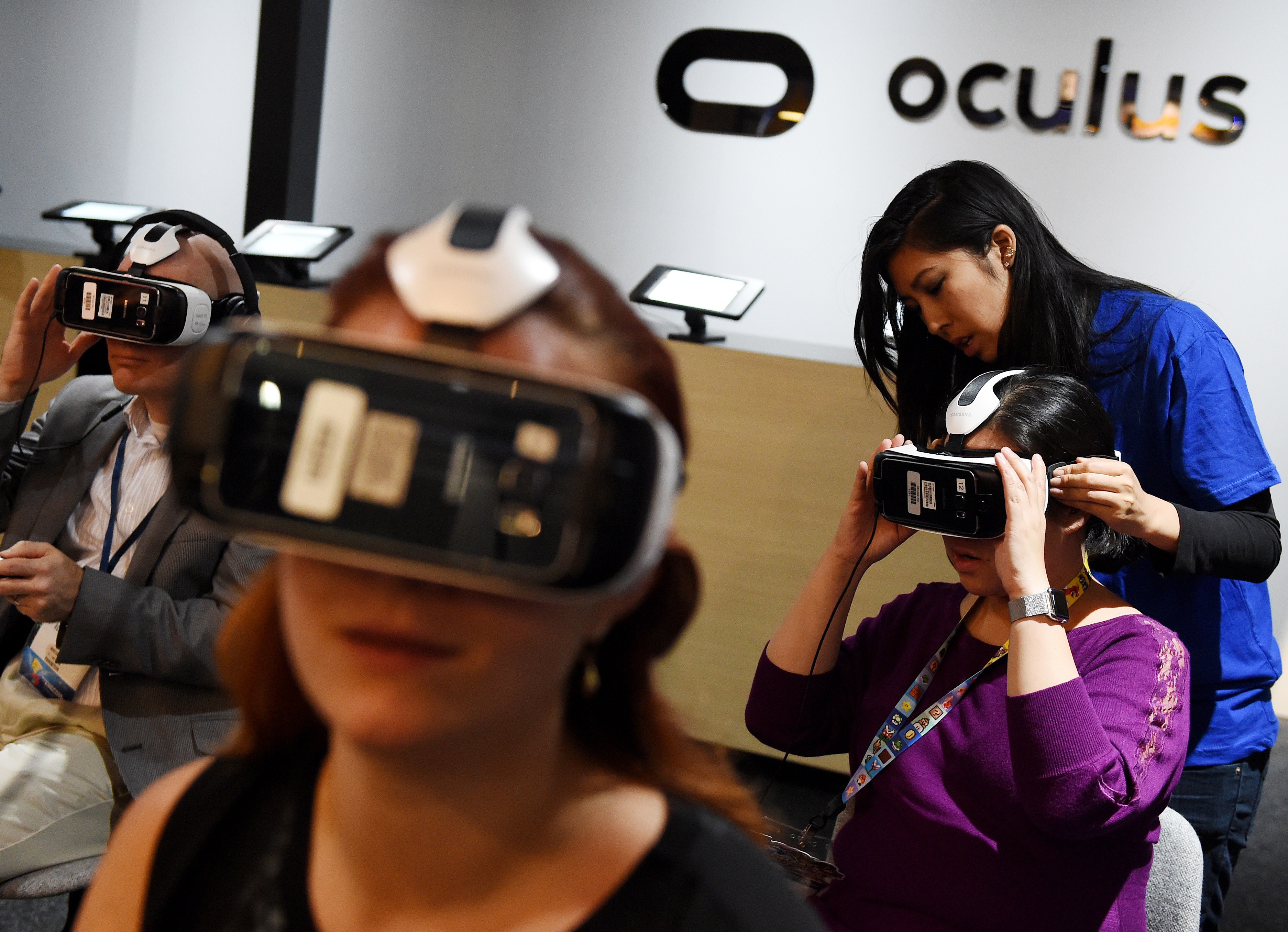 Jugadores testean un nuevo juego de realidad virtual con los nuevos cascos Oculus en Los Angeles, California. MARK ALSTON/AFP/Getty 