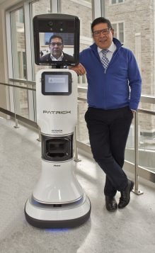 Dr. Ivar Mendez con Patrick, un Robot de Presencia Médica Remota.
