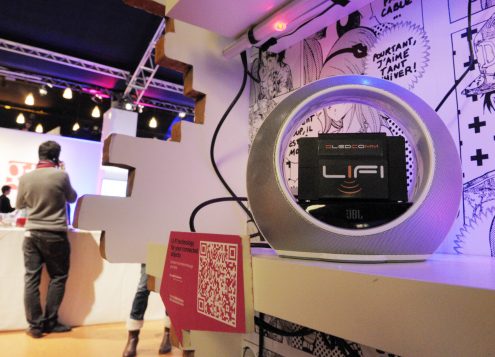 Una vista de un sistema de tecnología de Li-Fi, que utiliza la luz para conectar a los usuarios a los datos de Internet, en la feria de tecnología LeWeb París, el 4 de diciembre de 2012, en Saint-Denis, un suburbio de París. ERIC PIERMONT/AFP/Getty Images