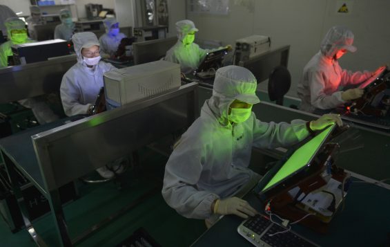 Empleados de una empresa China que construye pantallas de LCD para Samsung REUTERS/China Daily 