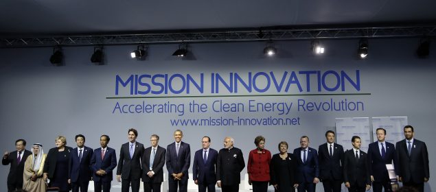Bill Gates acompañado por lideres mundiales en el lanzamiento de 'Mission Innovation: Accelerating the Clean Energy Revolution' en París (COP21)REUTERS/Ian Langsdon
