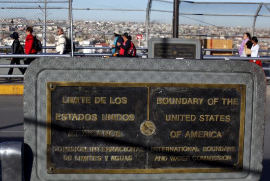 Los ciudadanos que vienen de El Paso, Estados Unidos, cruzan el puente fronterizo entre México y los EE.UU., para asistir a la misa que celebrará el Papa en Ciudad Juárez, México, 17 de febrero de 2016. REUTERS / José Luis González 