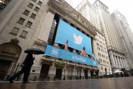 Un cartel de Twitter en el New York Stock Exchange, Wall Street. 2013 AFP PHOTO/EMMANUEL DUNAND
