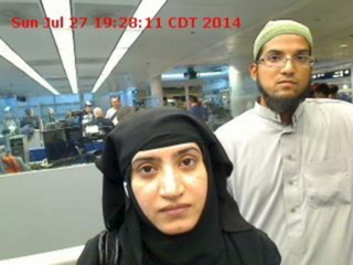 Tashfeen Malik, (I), y Syed Farook, los responsables de las 14 víctimas fatales en San Bernardino, el 2 de dicember del 2015. La foto fue tomada en la aduana en el aeropuerto de Chicago. REUTERS/US Customs and Border Protection