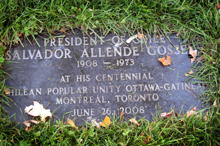 Placa conmemorativa en homenaje a Salvadore Allende en Ottawa. (Foto: Douglas Sprott)