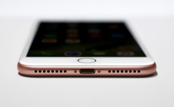 El conector Lightning en el Apple iPhone 7 es ahora el lugar para acoplar los auriculares al teléfono luego de la desaparición del minijack. REUTERS/Beck Diefenbach TPX IMAGES OF THE DAY - RTX2OKLI