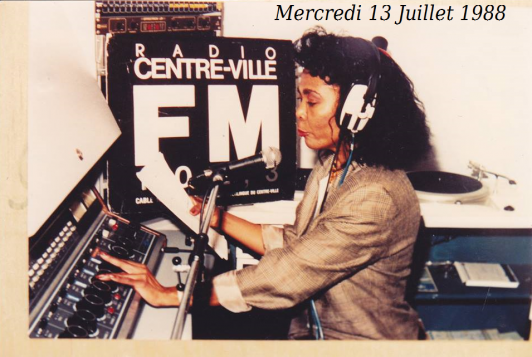 L'animatrice Marie-Claudette Ciriaque à sa toute première émission à Radio Centre-Ville. 