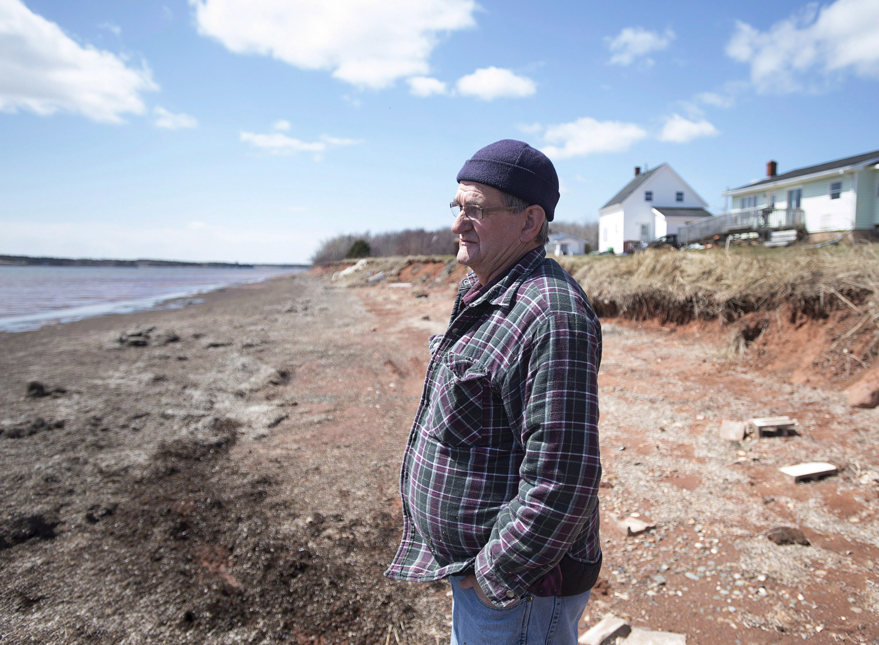 Dave Haley cerca de su casa a lo largo de la costa en Lennox Island. Si los niveles del agua marina continúan aumentando, su casa está en peligro de ser tragada por el mar ©The Canadian Press/Andrew Vaughan