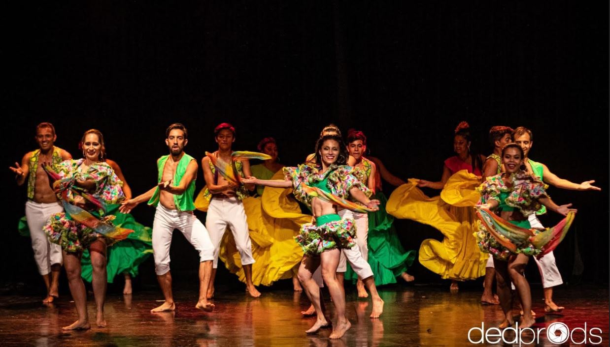 Integrantes del Ballet Raíces De Colombia : Juanita Puerto, Juliana Puerto , Alejandra Medina, Valentina Callejas, Laura Sánchez, Alejandra Vélez , Ana maría Comba, , María Paula Cano, Erika Duque, Nadiezka Niño, David cuervo, Nicolás Castellar , Freddy Puentes, Juan José Ramos, Santiago Medina , Nicolás Tarazona, Ivan Rivera, Carlos Reyes ( Director Artístico)