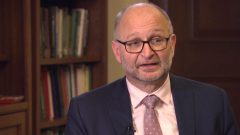 El ministro de la Justicia, David Lametti, sentado en su oficina.