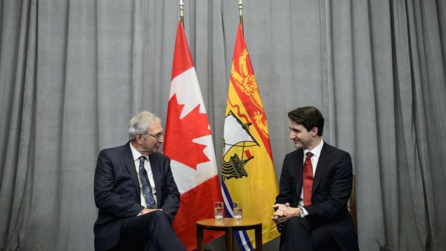 Blaine Higgs (izq) primer ministro de Nueva Brunswick y Justin Trudeau, primer ministro de Canadá. (Foto: THE CANADIAN PRESS / SEAN KILPATRICK)